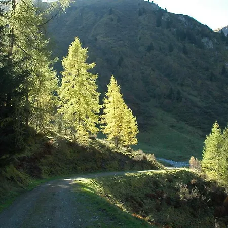 Johanna アパート トゥクス